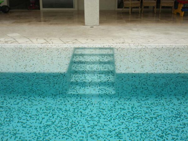 Metálica V20 Blue Pearl – Mosaico vítreo para piscina - Imagen 3