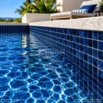 Simulación de alberca con mosaico Kolorines +25 Azul Marino SR65, generada con IA